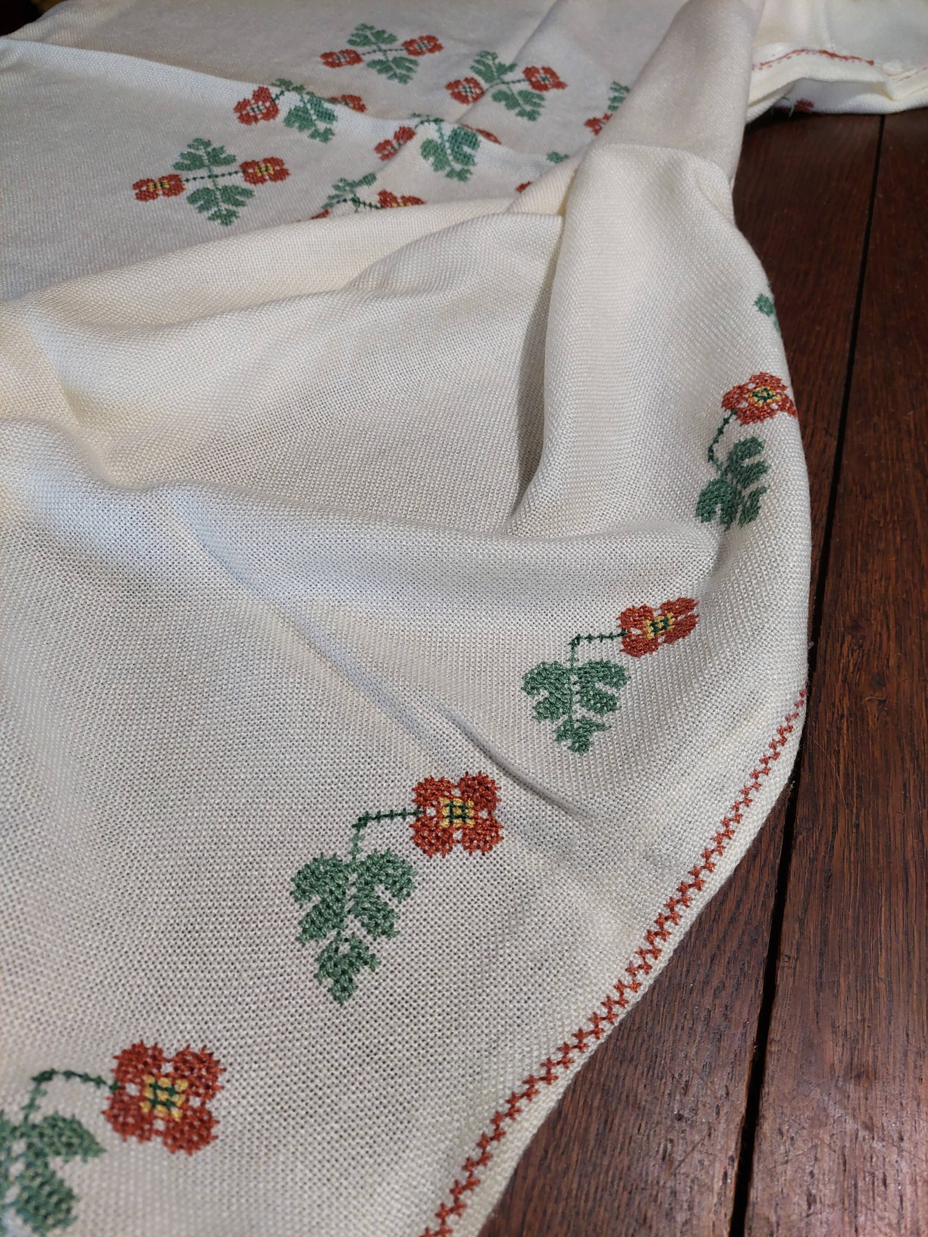 Vintage linen tablecloth and napkins acrylic embroidery 147 X 160 cm