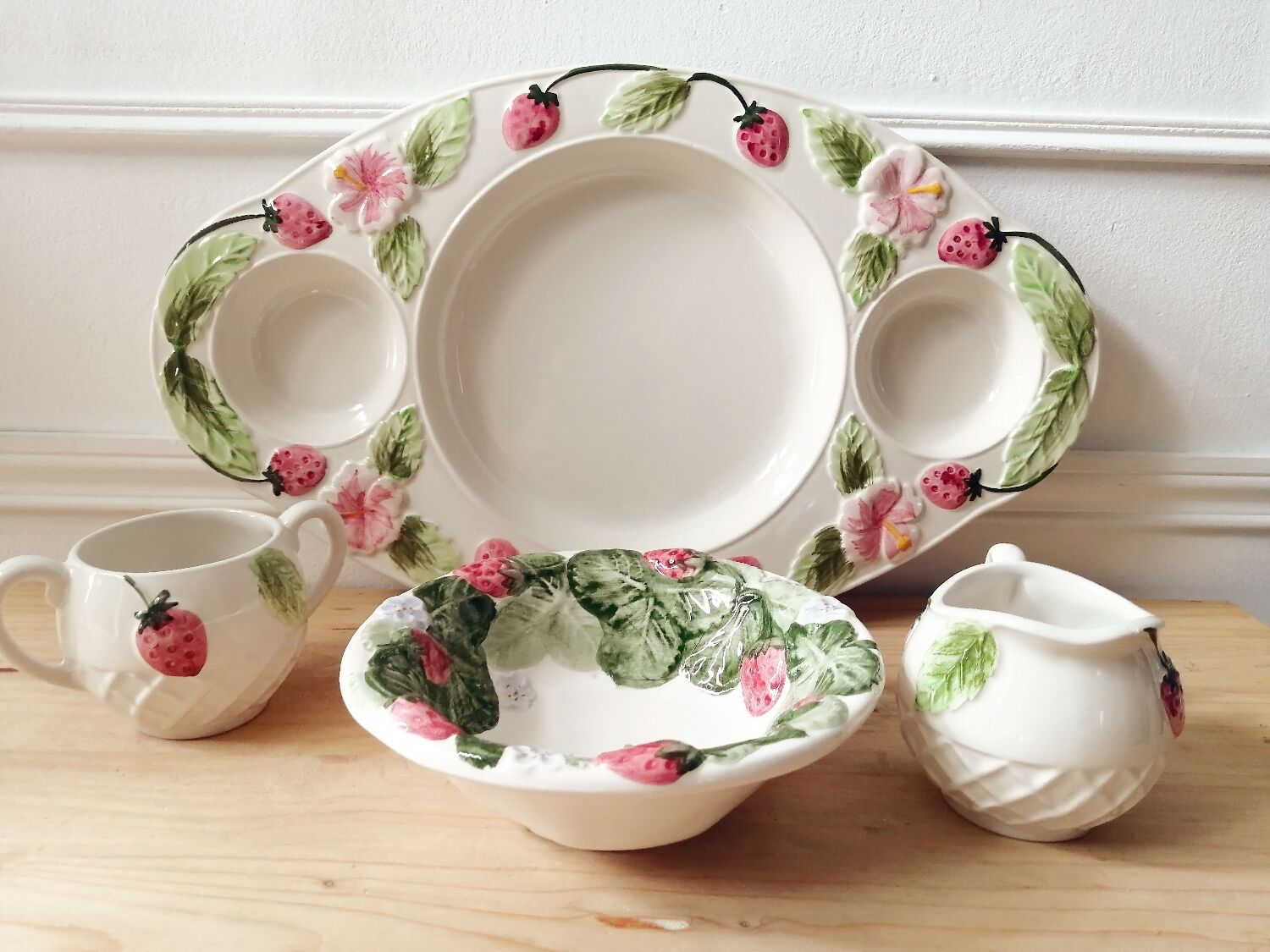 Slip dish for strawberries