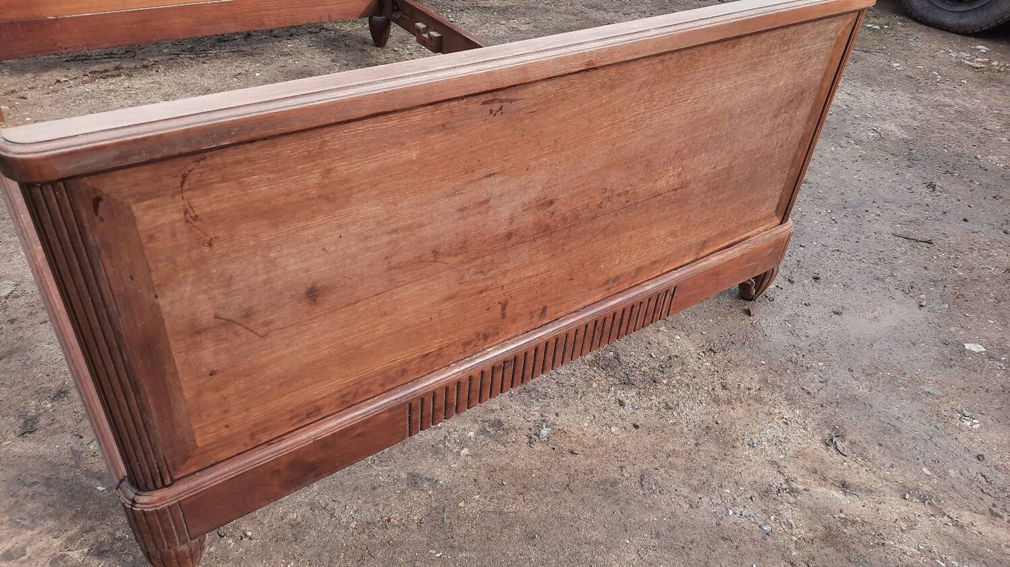 Bois de lit ancien en 140 cm