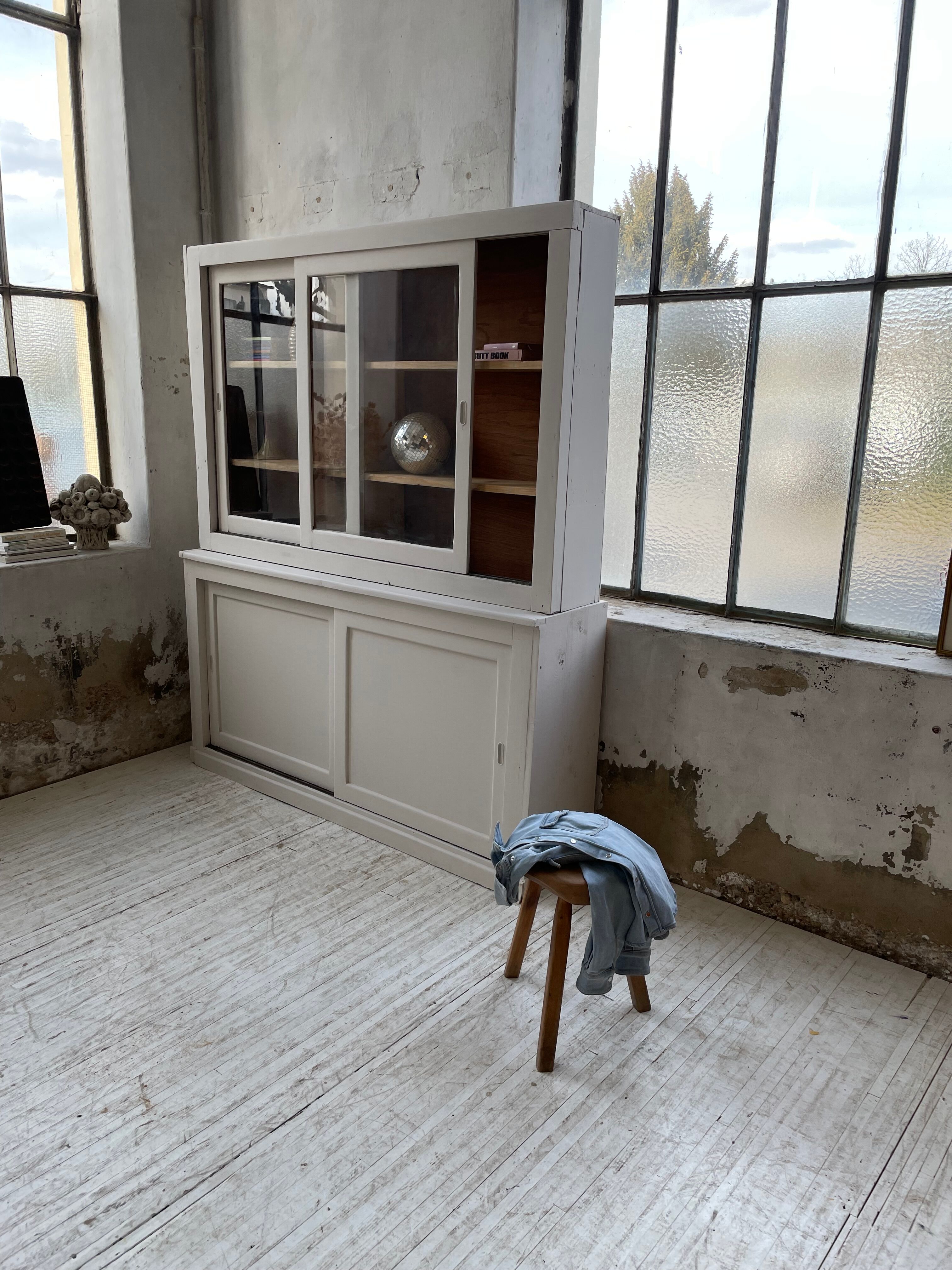 Library showcase ivory white sliding doors