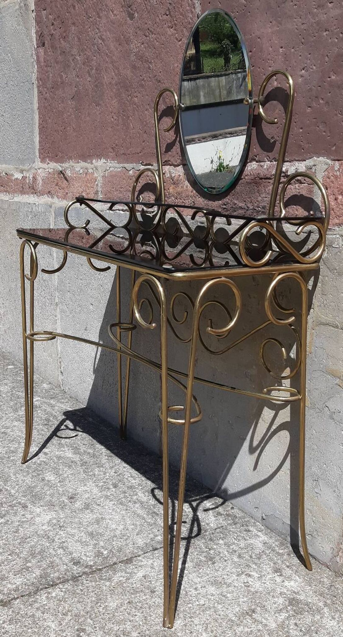 Coiffeuse et chaise en métal doré et opaline.