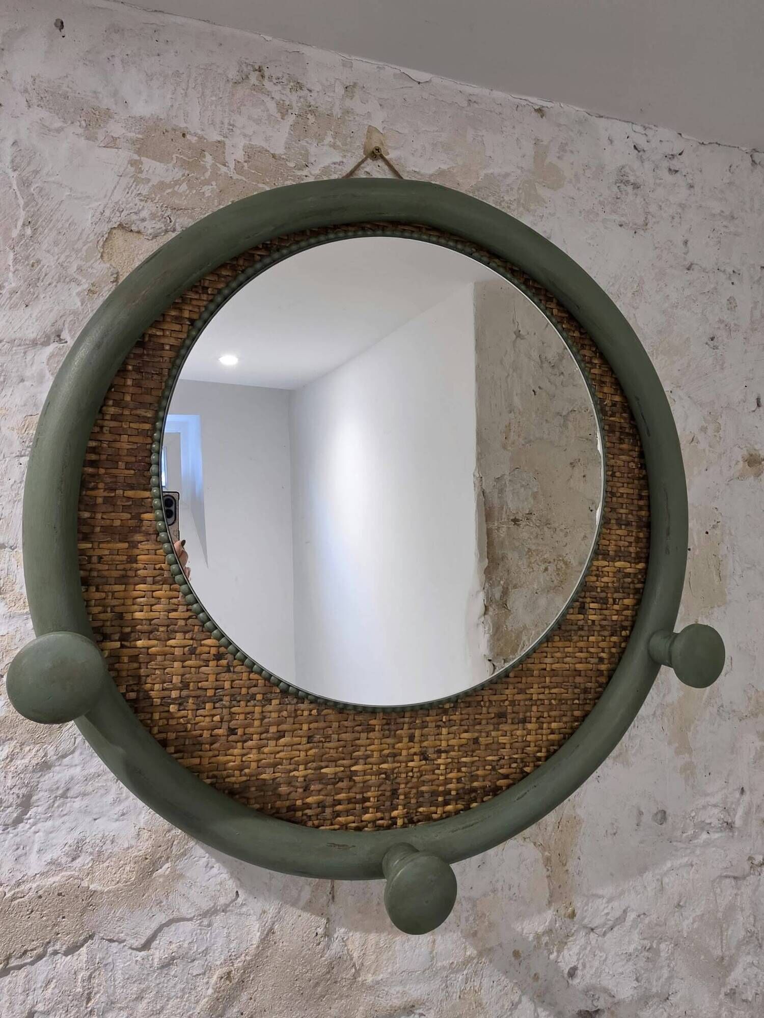 Round decorative mirror in sage green and rattan – Chic country style