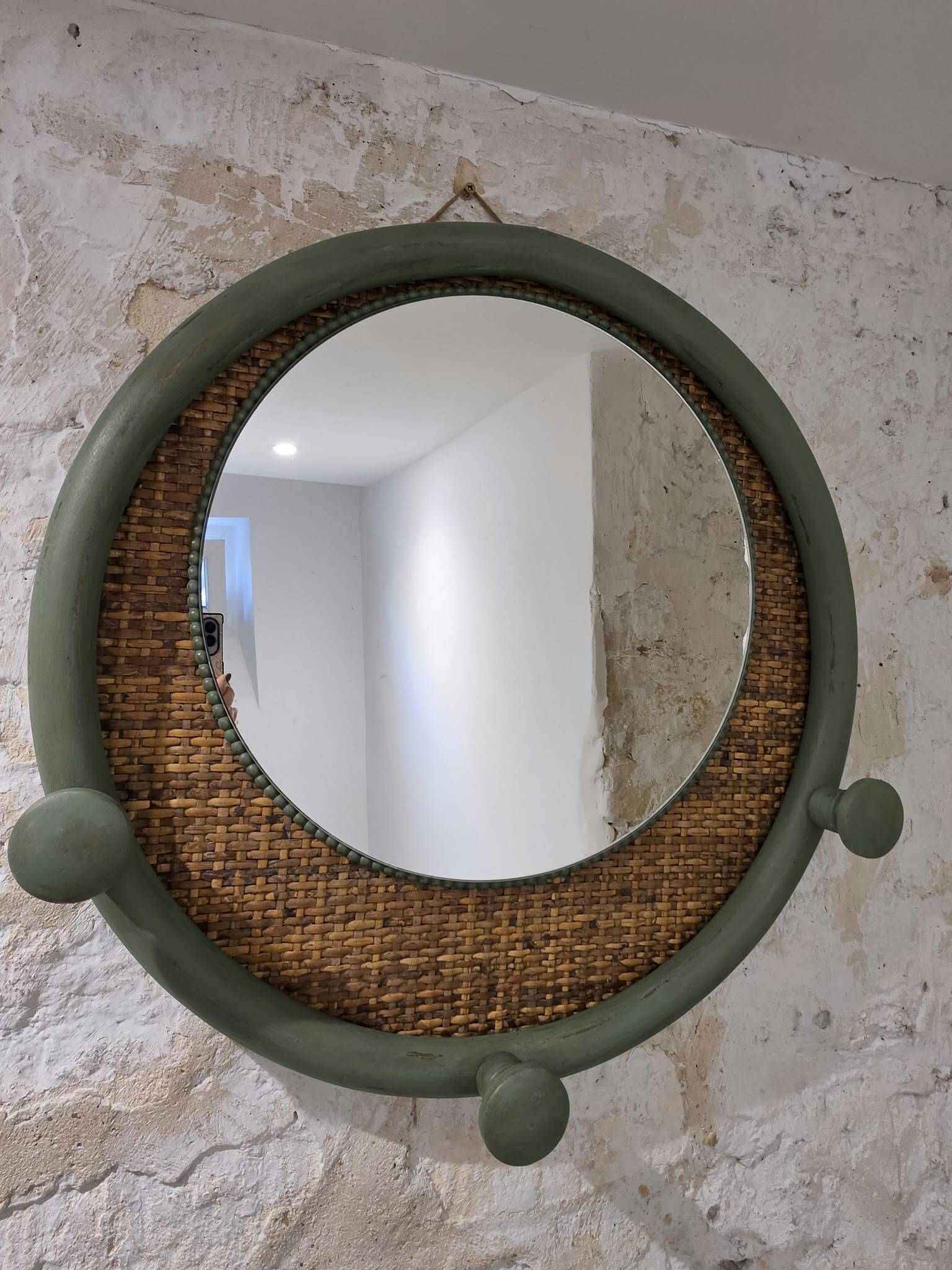 Miroir rond décoratif vert sauge et rotin – Style campagne chic