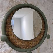 Miroir rond décoratif vert sauge et rotin – Style campagne chic