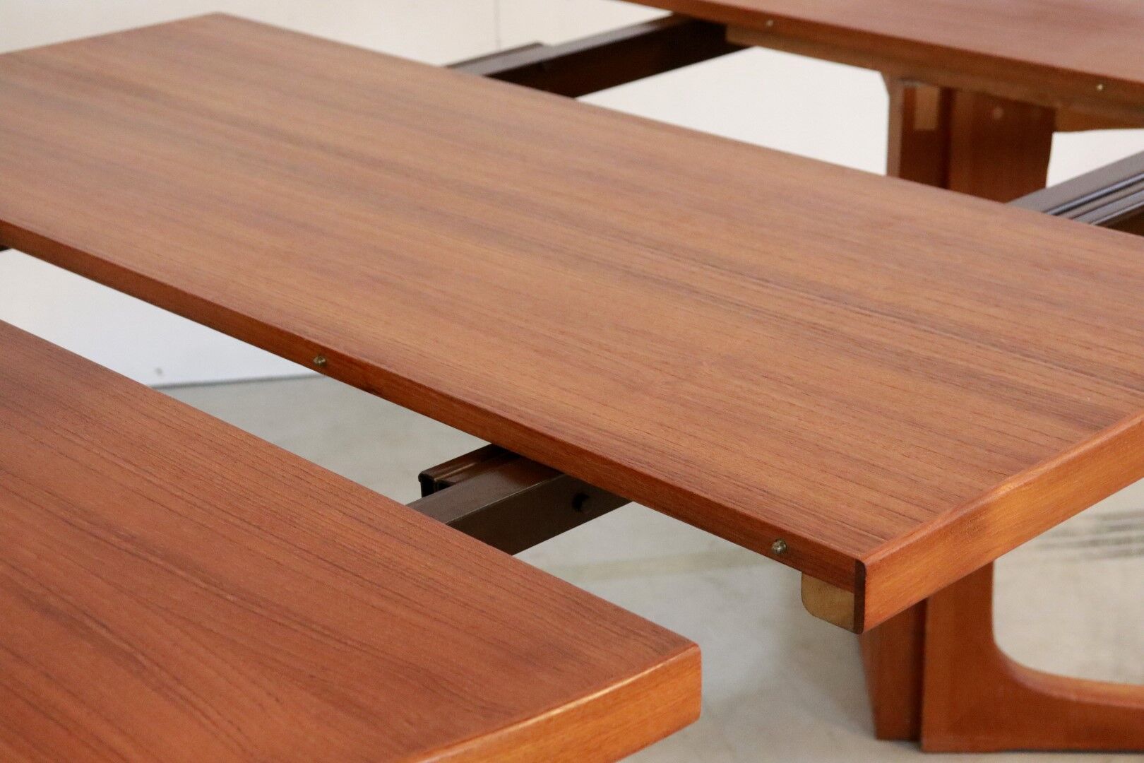 Danish design round dining table 2x extendable 'mejls'