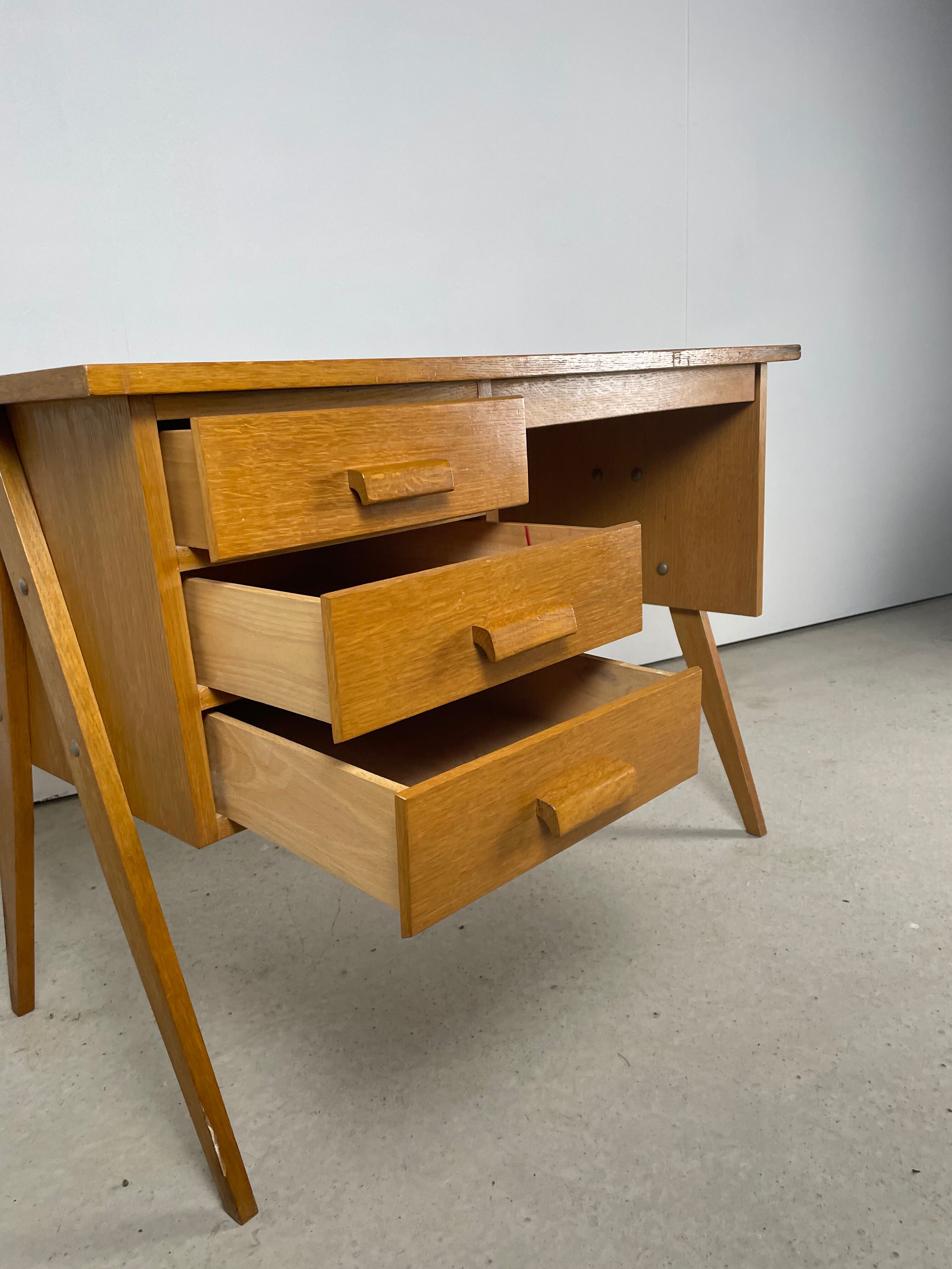 Desk feet compass in oak, 1950
