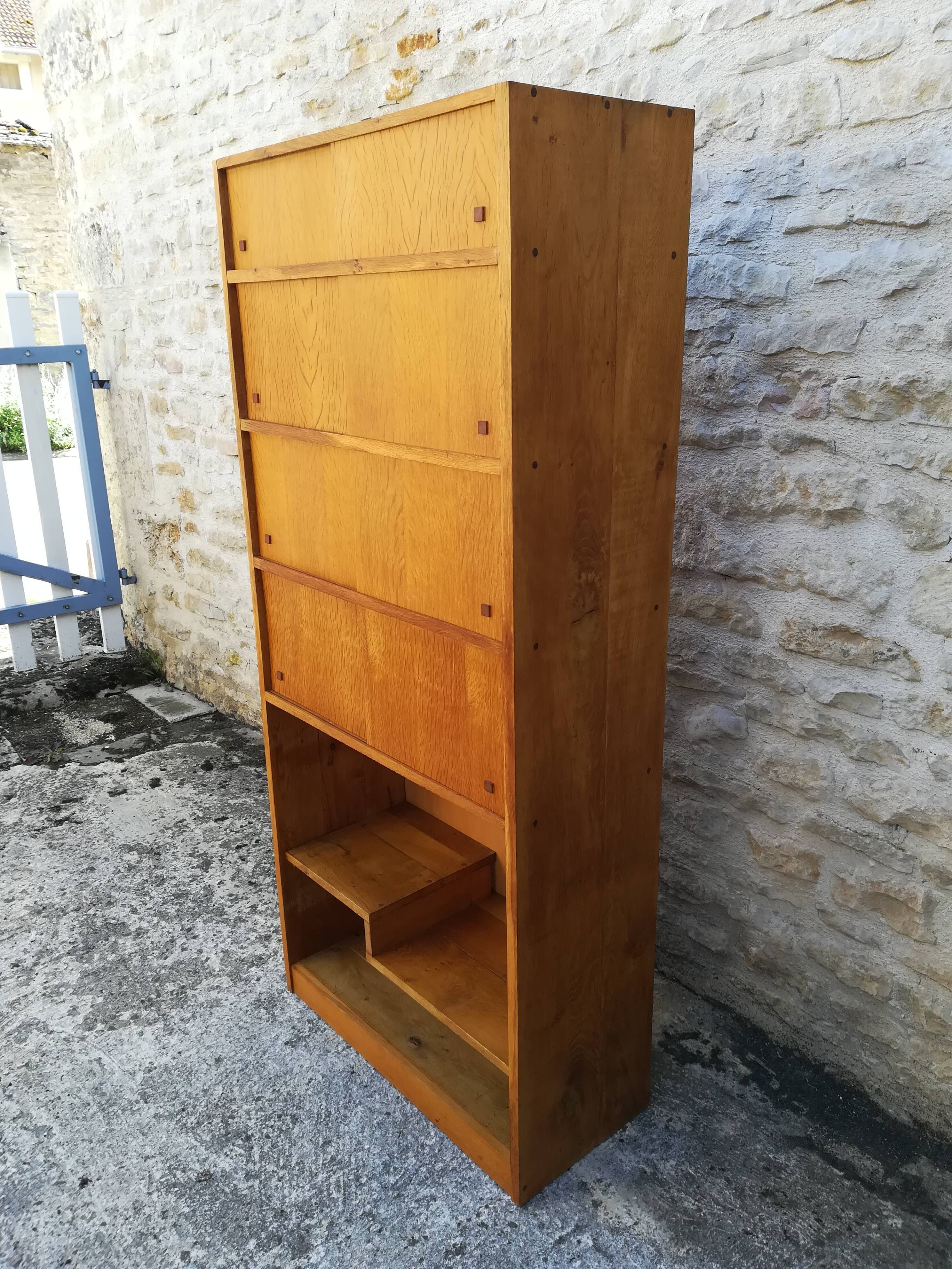 Buffet with sliding doors