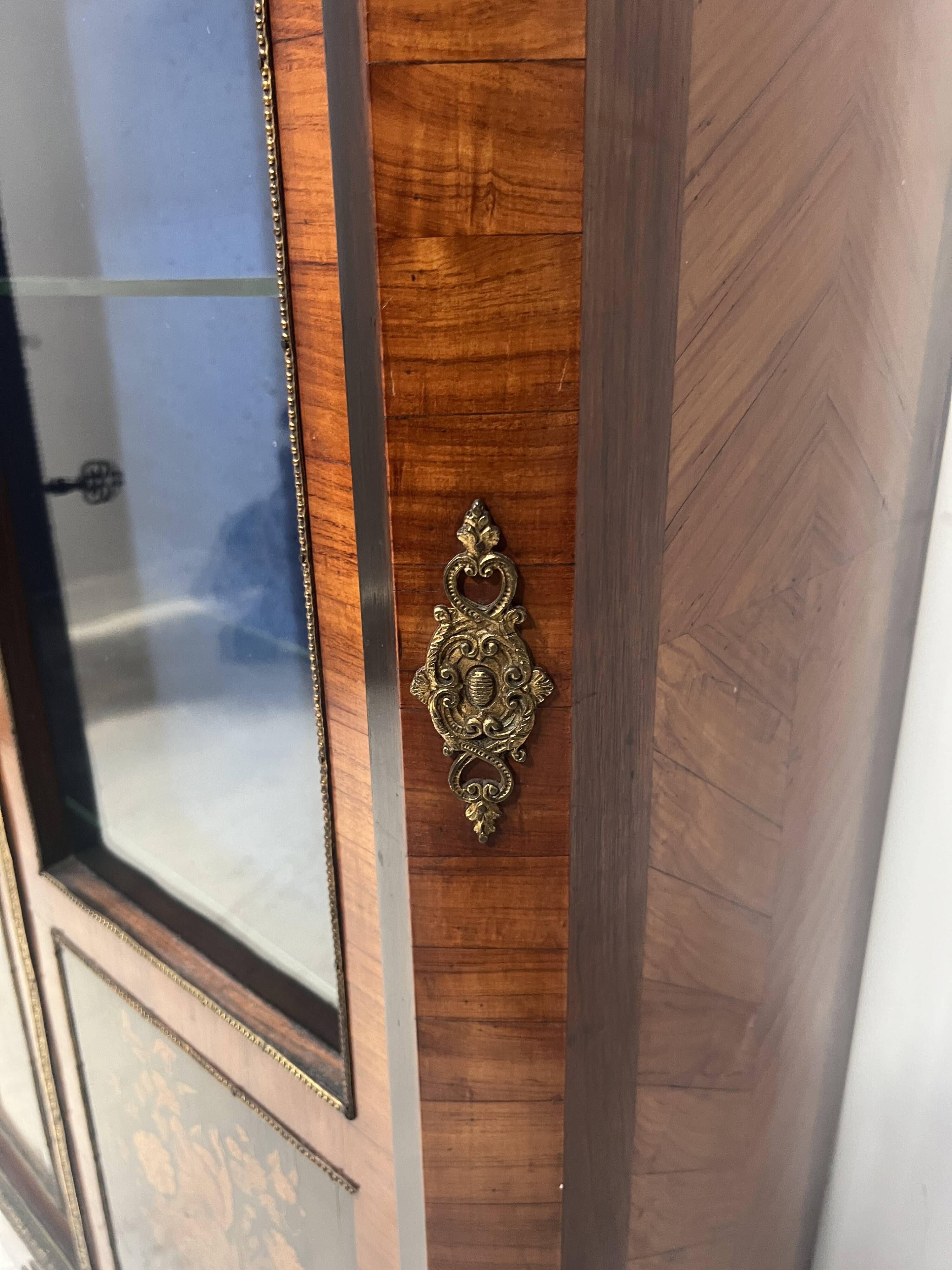 Napoleon III display cabinet in rosewood veneer and marquetry, 19th century.