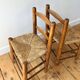 Chaises brutalistes en bois et paille