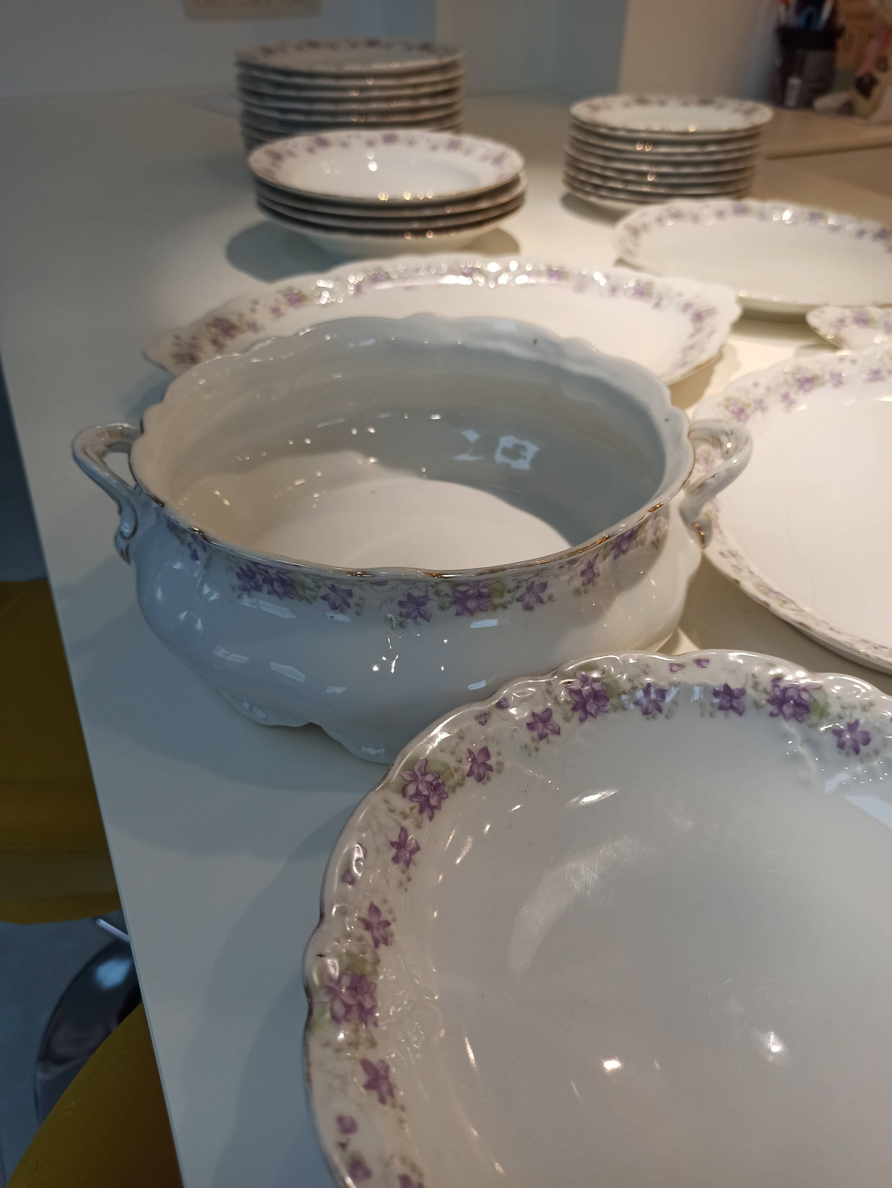 Table service 31 pieces in porcelain. Floral polychrome pattern