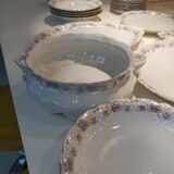 Table service 31 pieces in porcelain. Floral polychrome pattern