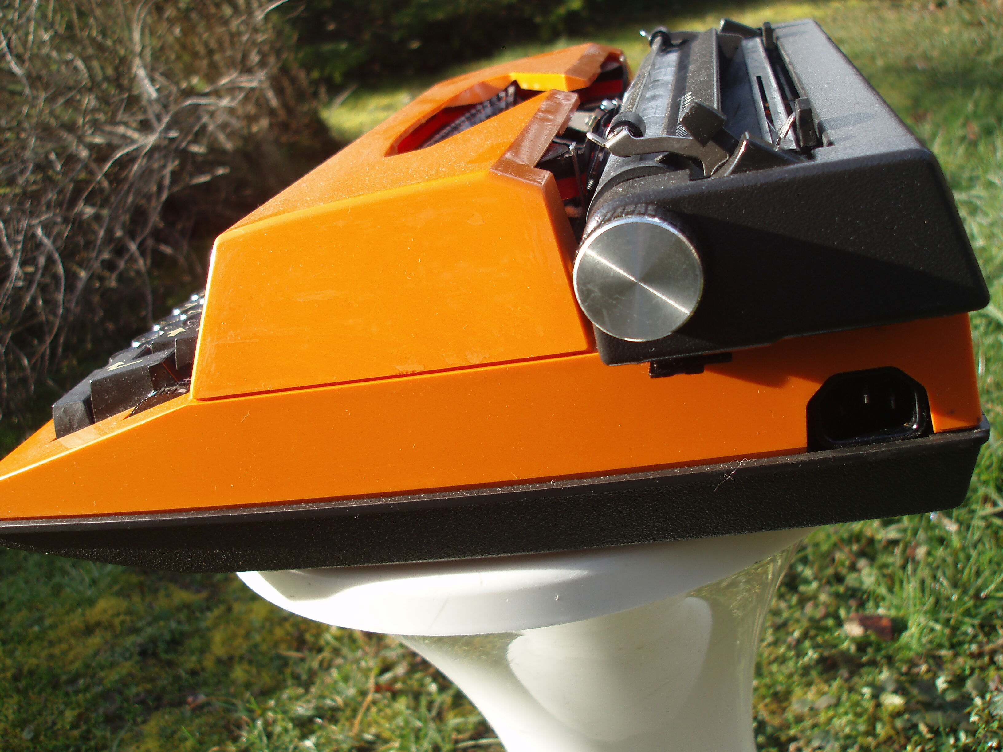 Electric writing machine adler orange and black with its suitcase