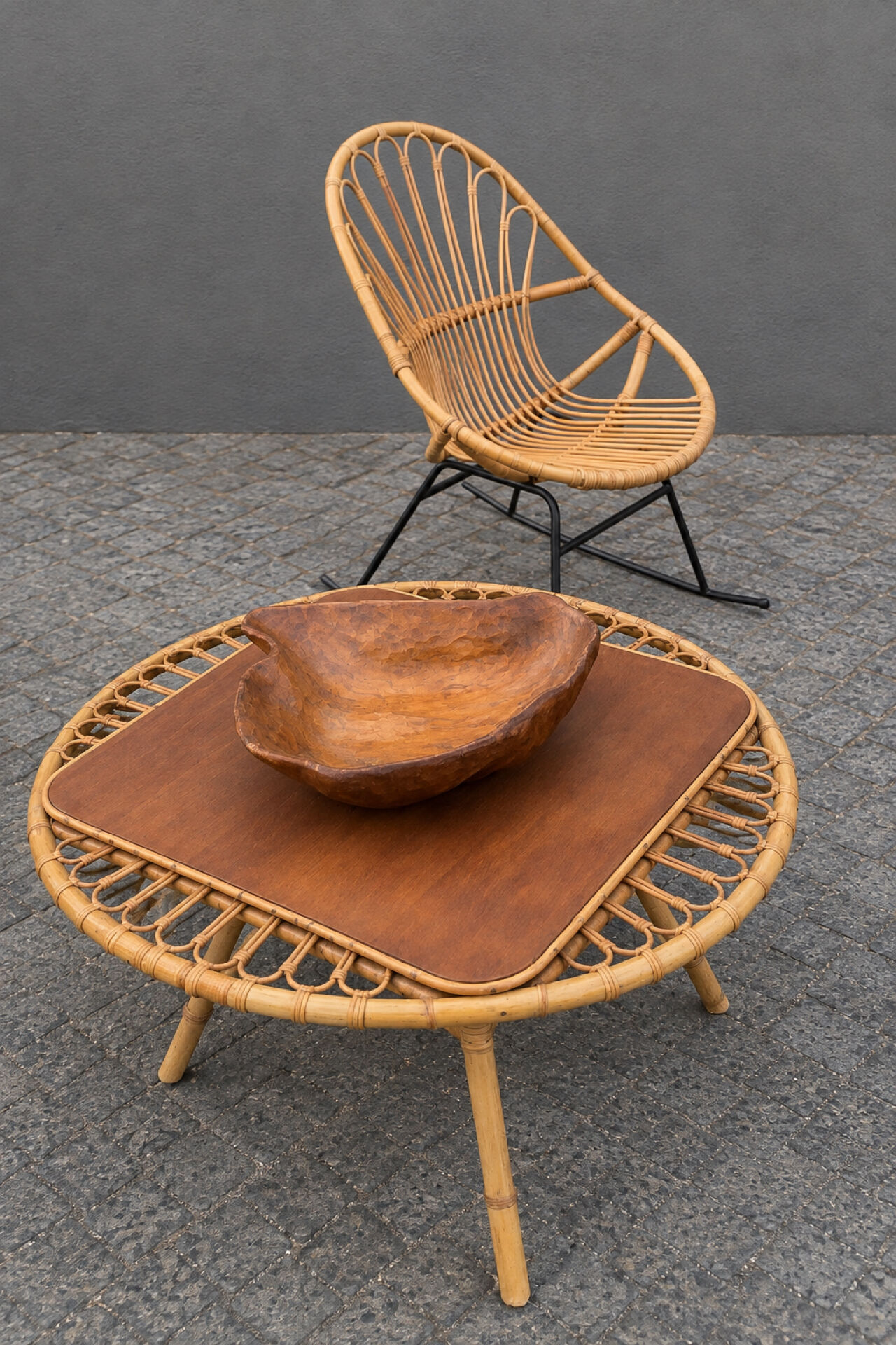 "Trampoline" round coffee table in 1960s rattan