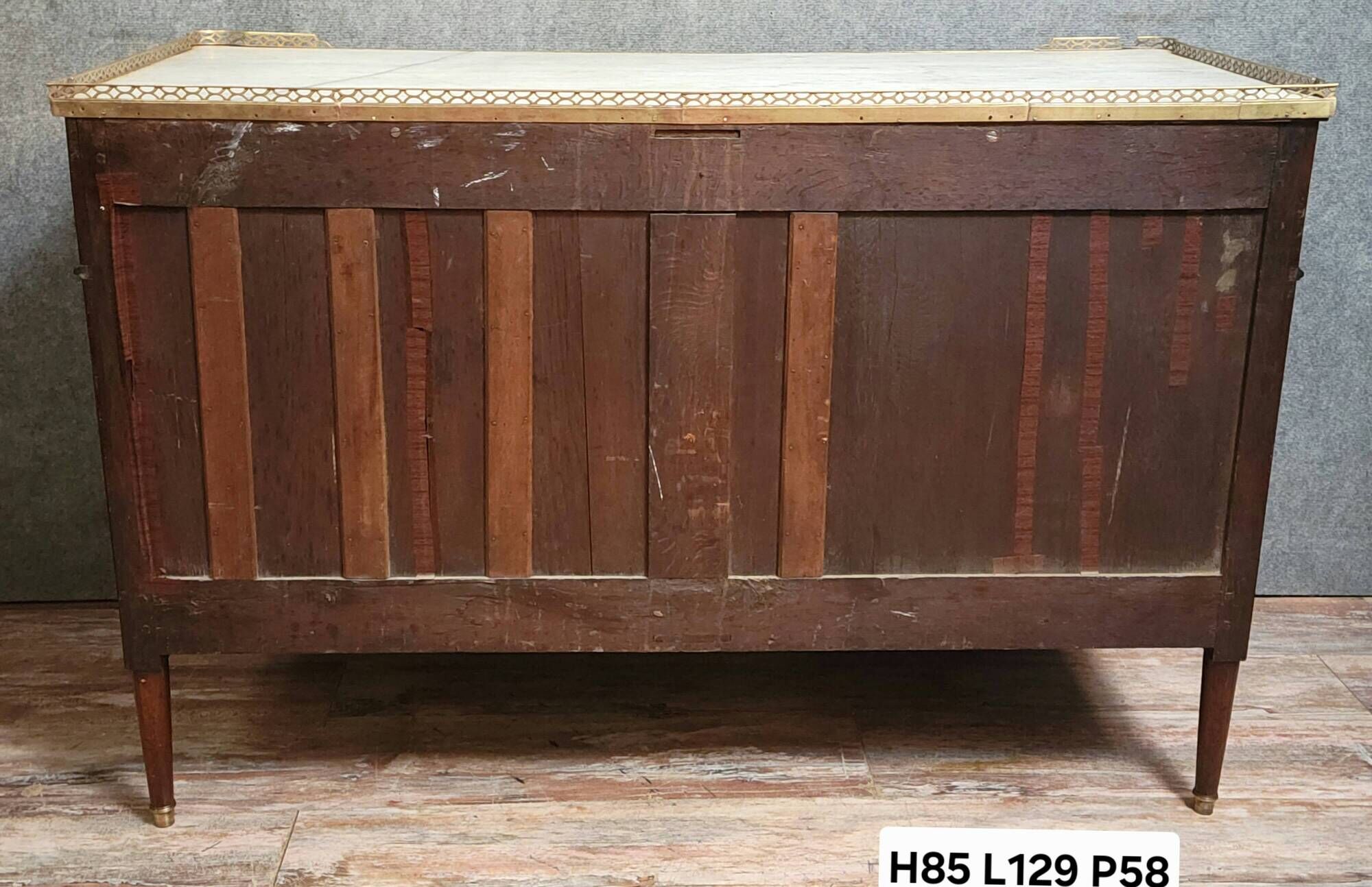Commode Parisienne époque Louis XVI, réalisée à la fin du XVIIIᵉ siècle
