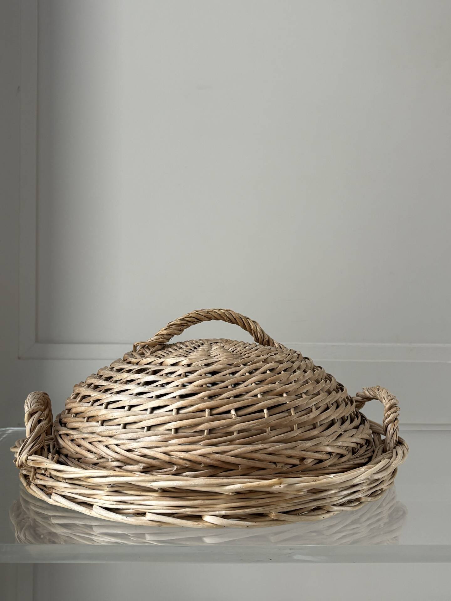 Cloche et plateau en osier tressé