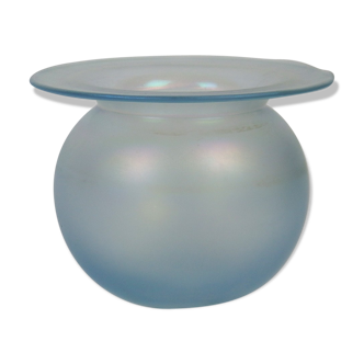Vase en verre bleu clair irisé