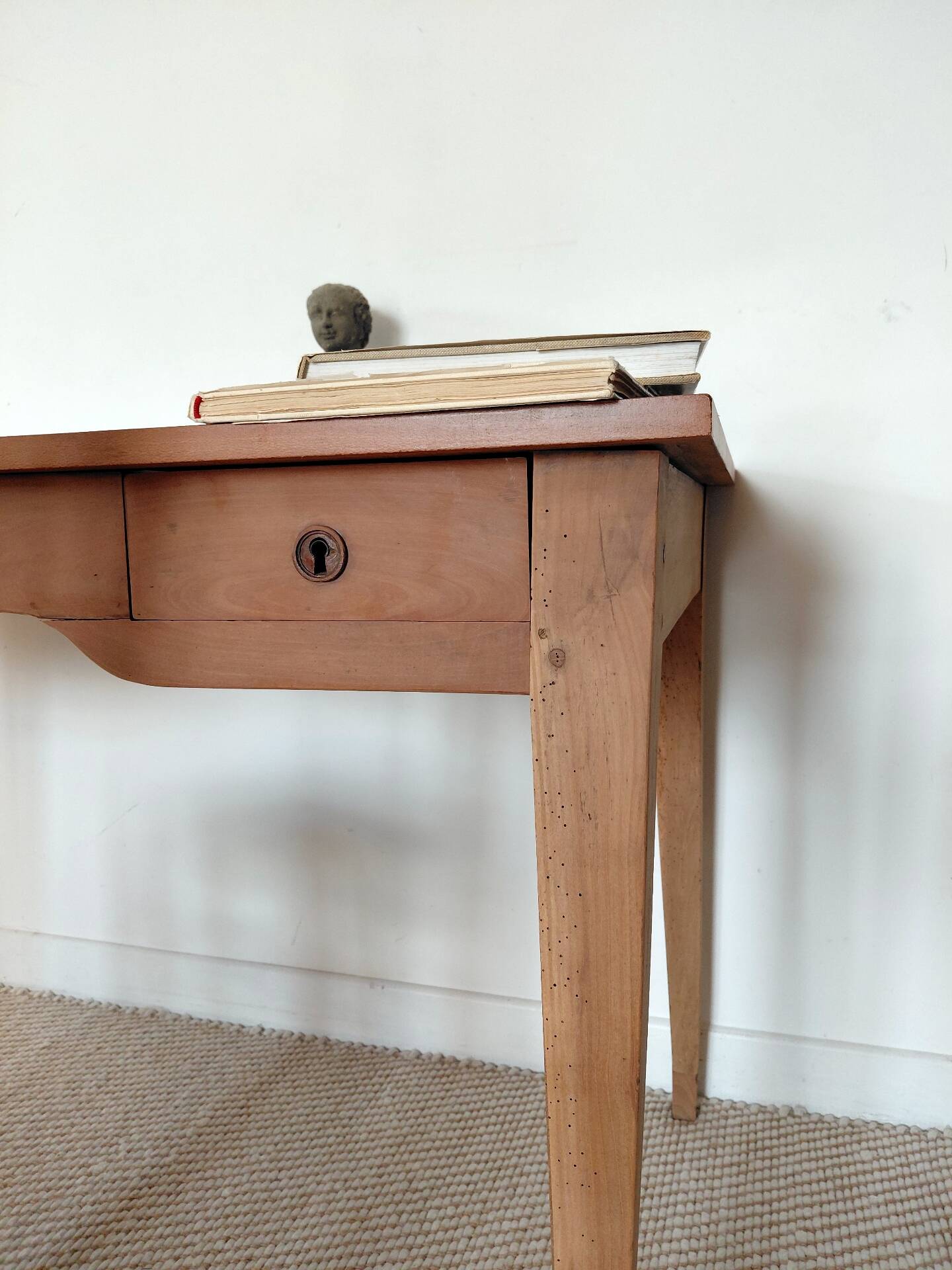 Bureau ancien à double tiroir, pieds gainés, XIXème