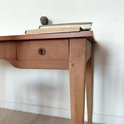 Bureau ancien à double tiroir, pieds gainés, XIXème