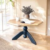 Coffee table with central leg in solid oak