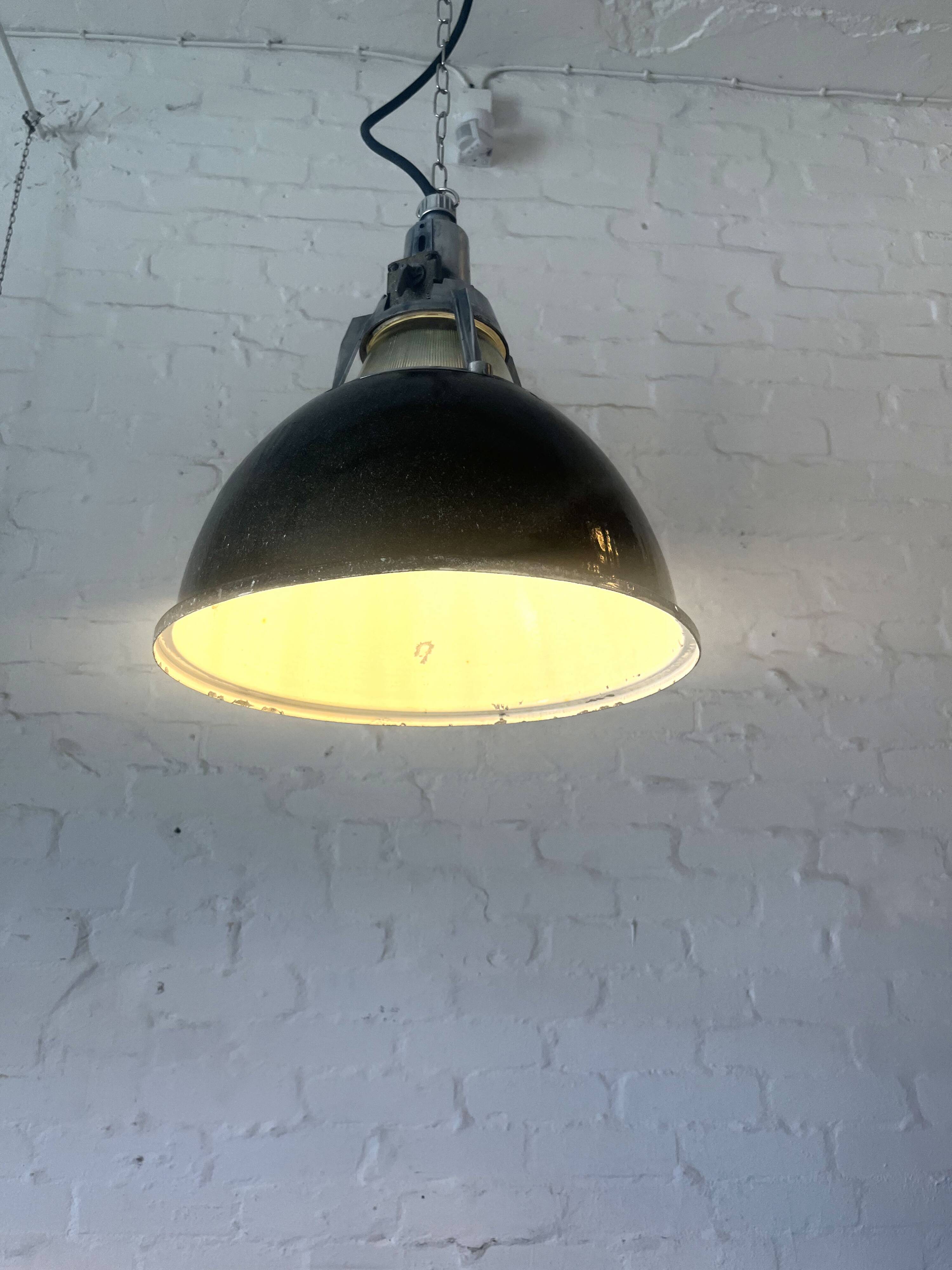 „Alma“ Ukrainische Industrieleuchte schwarz