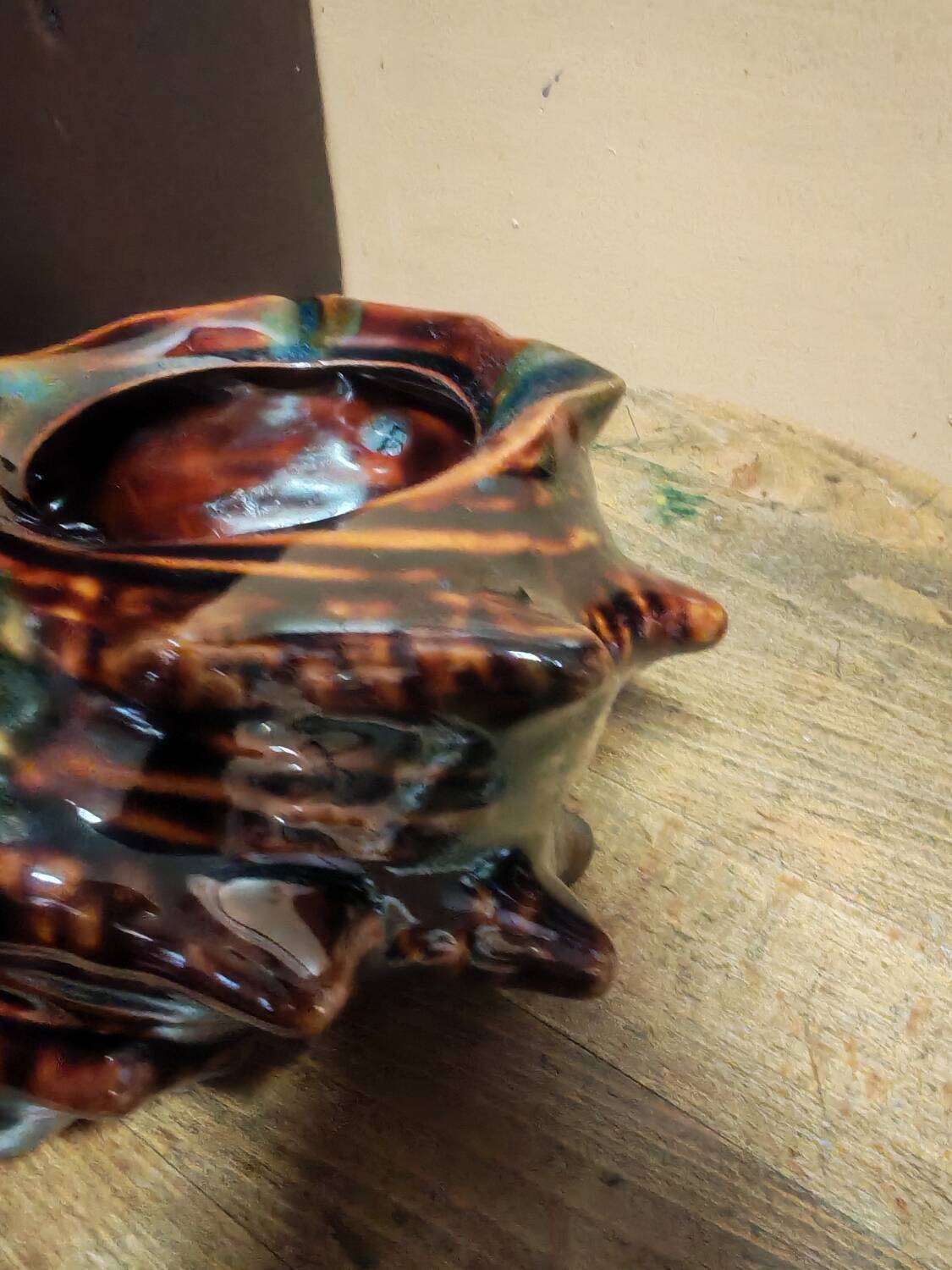 The shell-shaped trinket dish in Vallauris style.