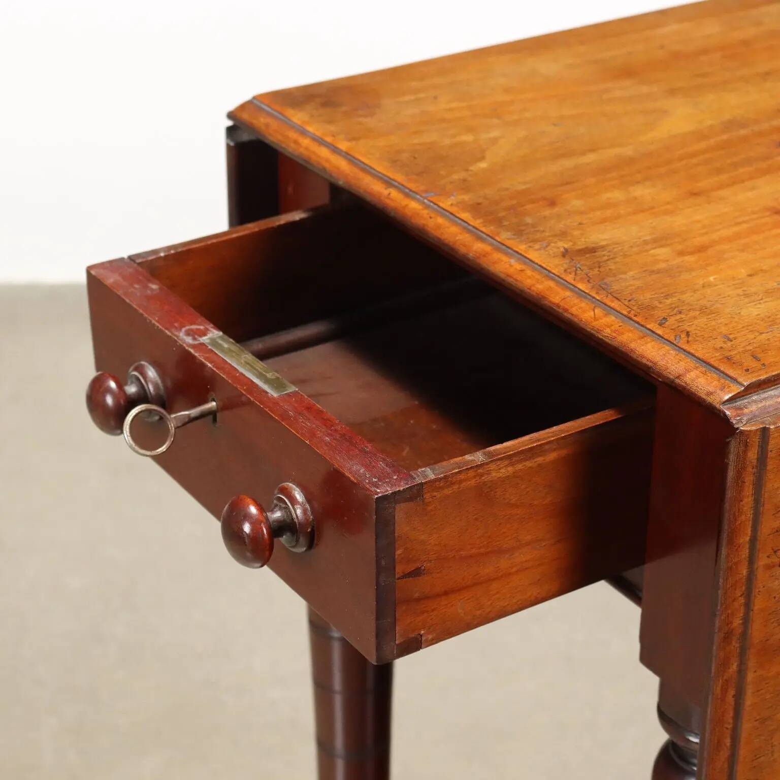 Table basse ancienne en acajou avec tiroir et décorations, XIXe siècle