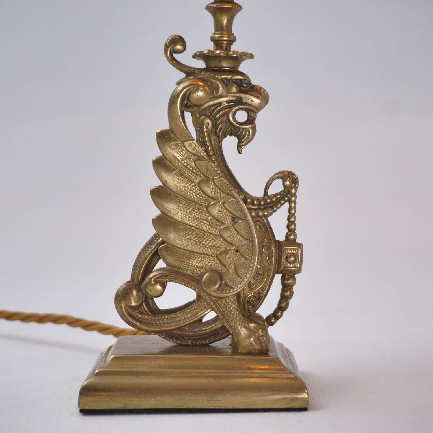 Paire de lampes chandeliers griffons de style néogothique, Angleterre années 1880