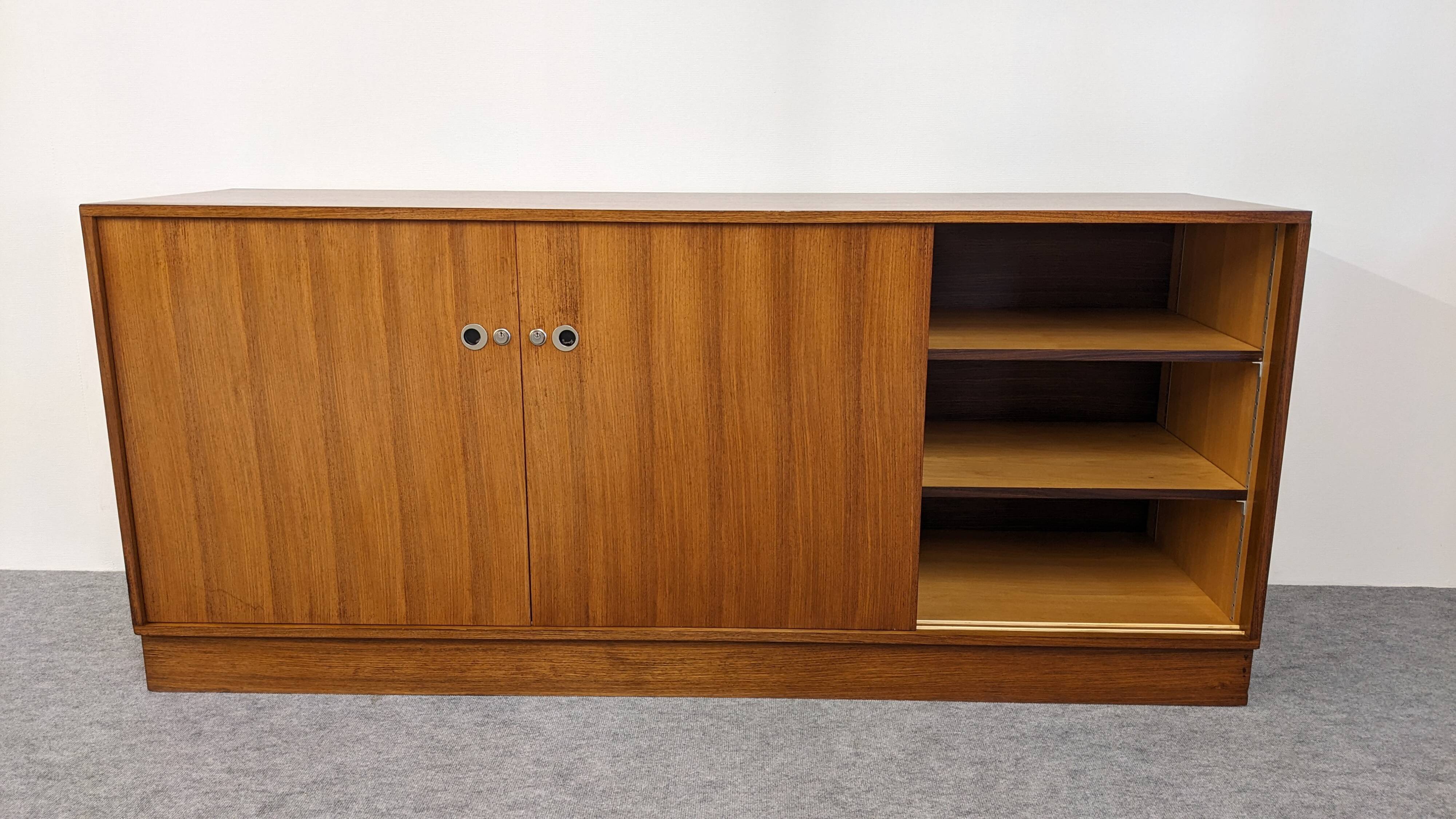 Modernist enfilade in rosewood attributed to O. Borsani, Italy circa 1970.