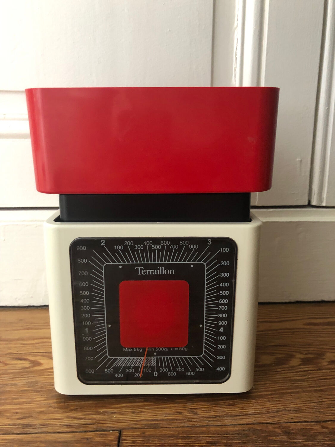 Red and white Tarraillon scale