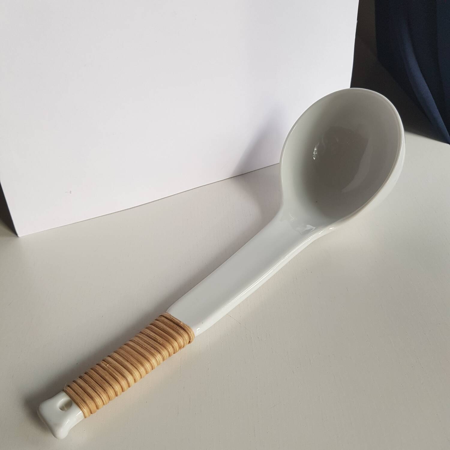 Louche de service à soupe en céramique blanche vintage