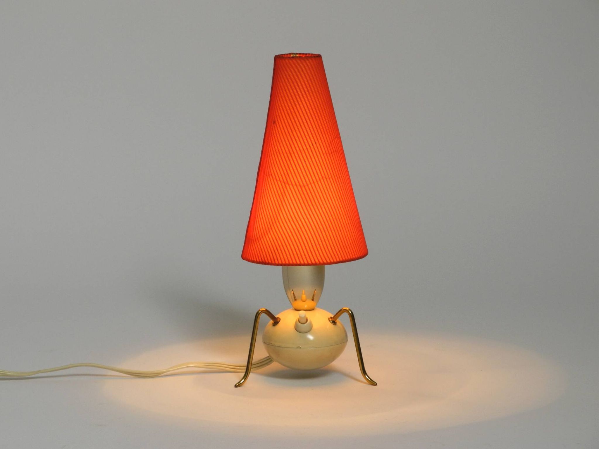 Lampe de table trépied en laiton, milieu du siècle moderne.