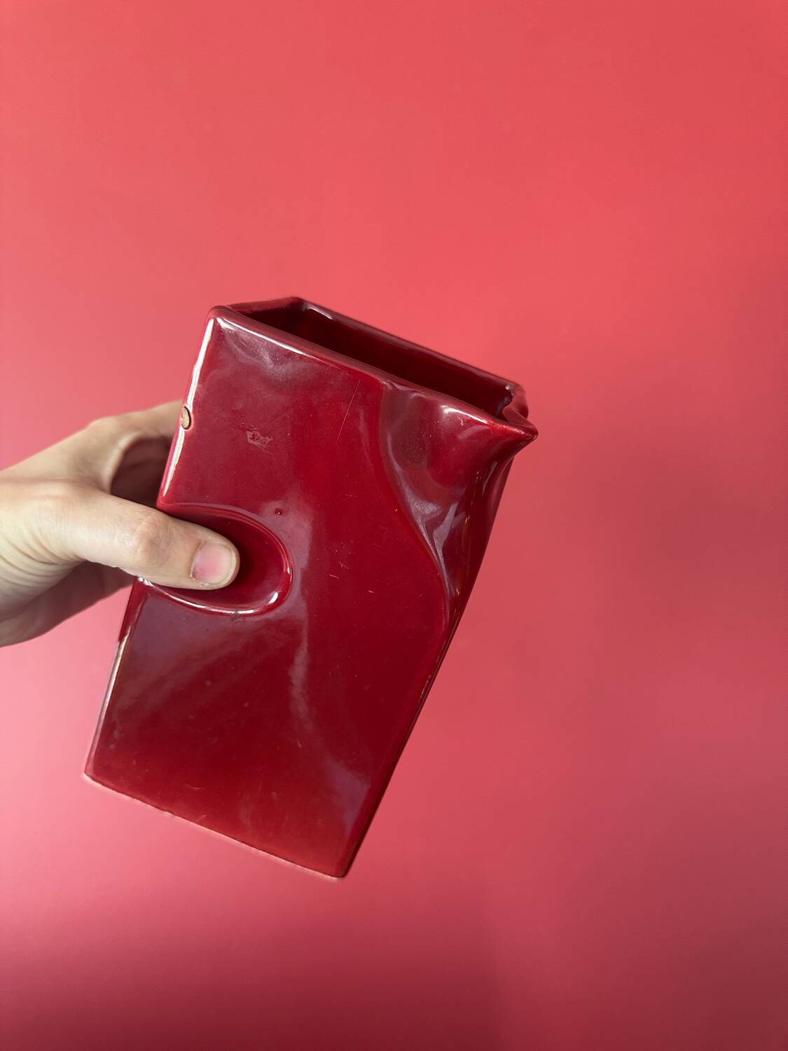 Ambidextrous ceramic carafe