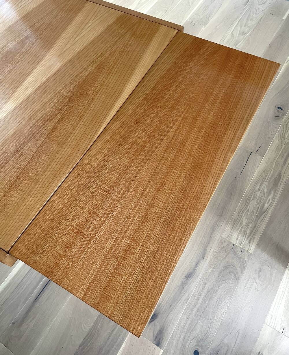 Extendable table designed by Alain Richard