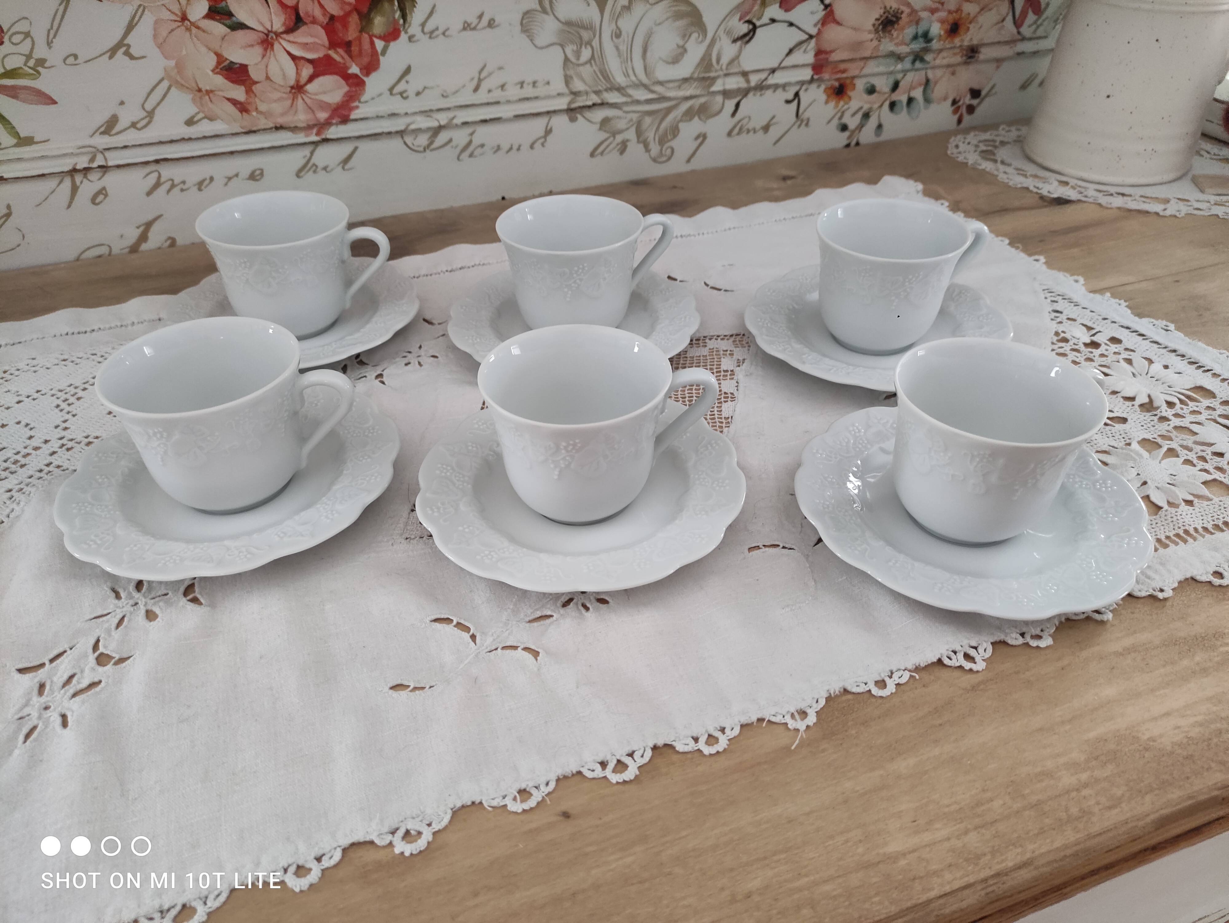 Lot de 6 tasses à café et sous-tasses en porcelaine blanche décor en relief Lierre Sauvage Estampill