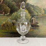 Flacon ancien sur pied en verre soufflé gravure médaillon