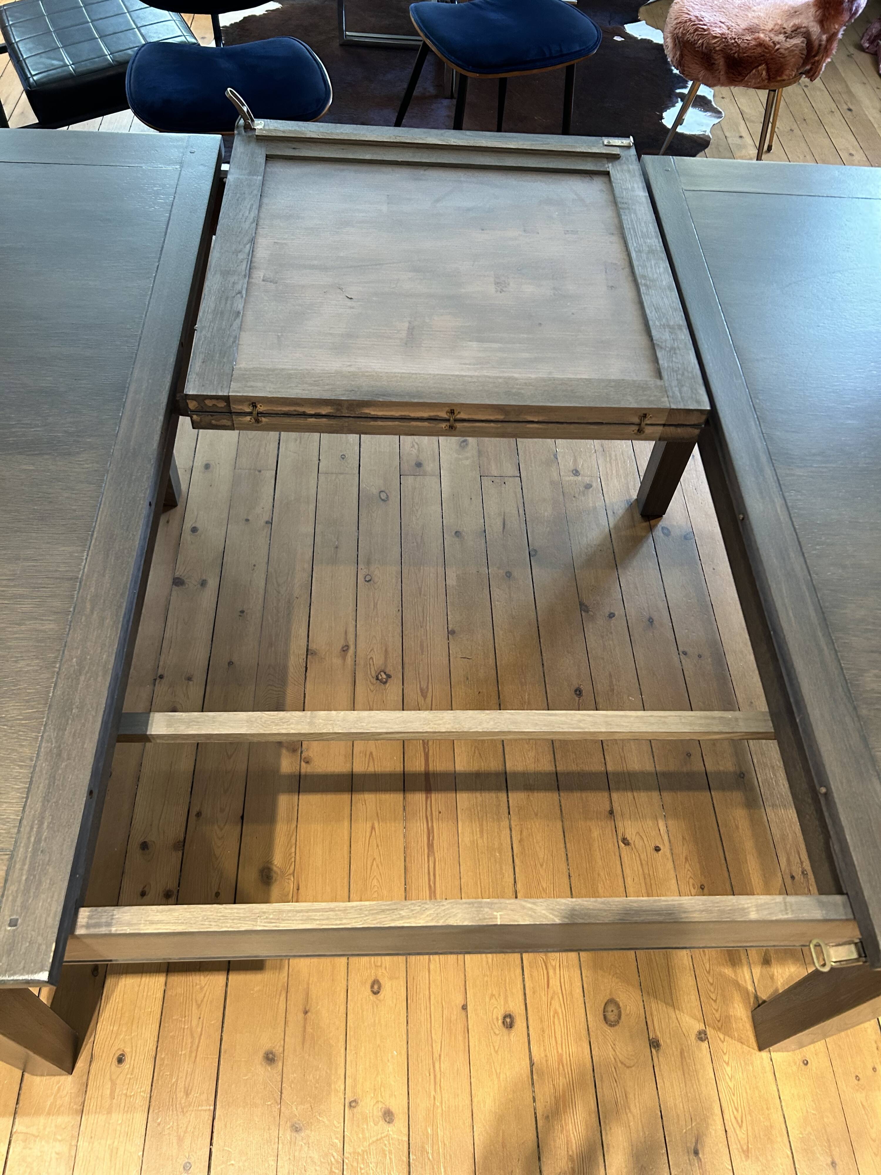 Extendable dining table