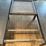 Extendable dining table