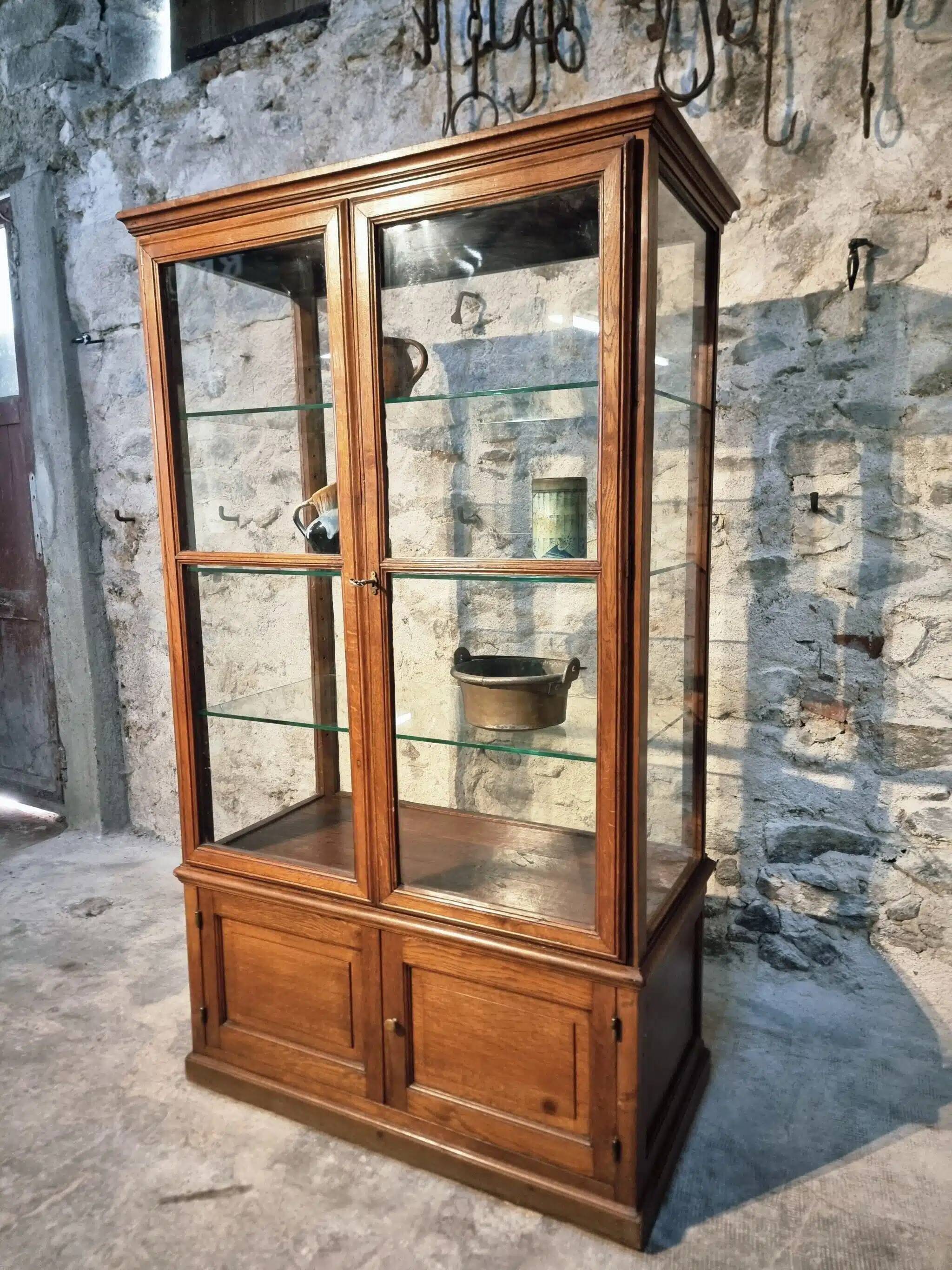 Vitrine ancienne en chêne français – Vitrine de musée d’un château de Bourgogne – vers 1900
