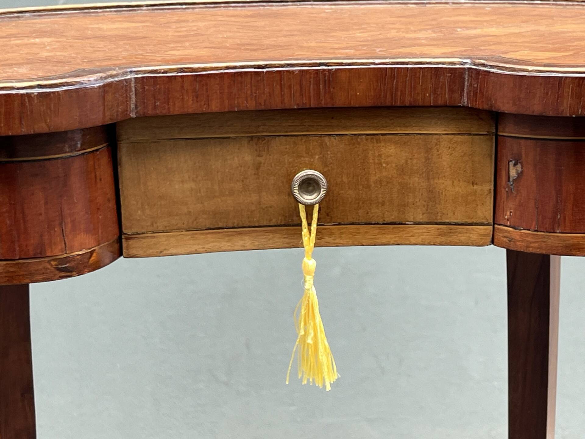 Table d'appoint néoclassique ancienne