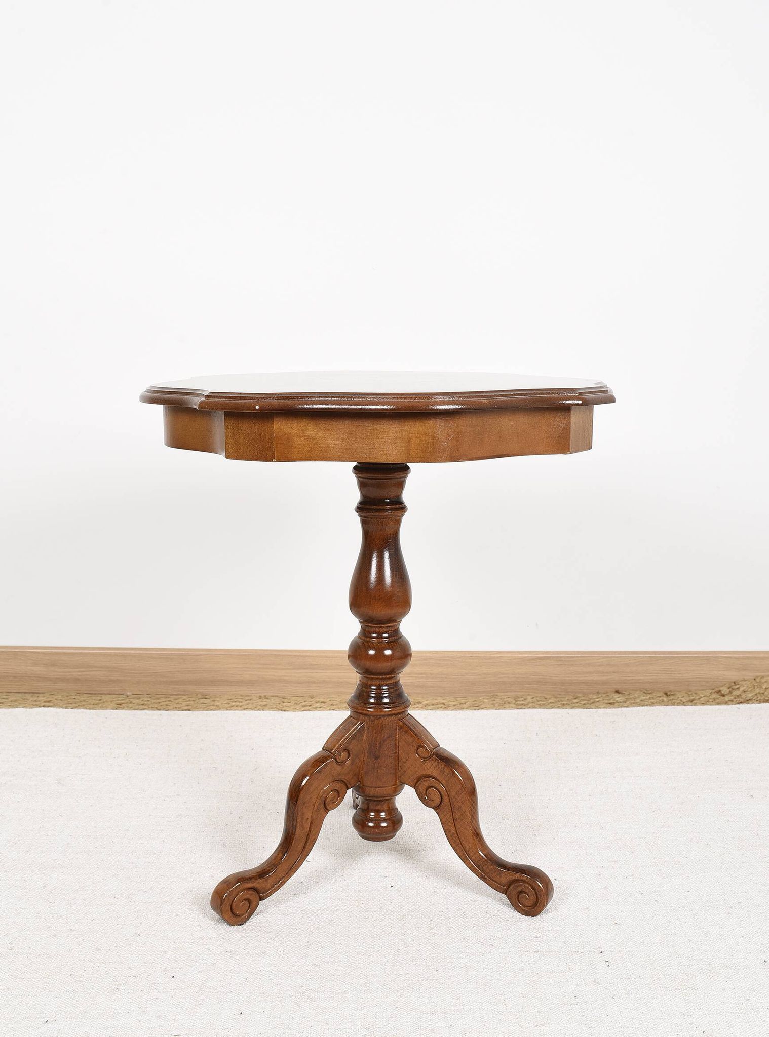 Guéridon ou table d'appoint, pieds en bois sculpté, placage incrusté sur le plateau.