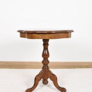 Guéridon ou table d'appoint, pieds en bois sculpté, placage incrusté sur le plateau.