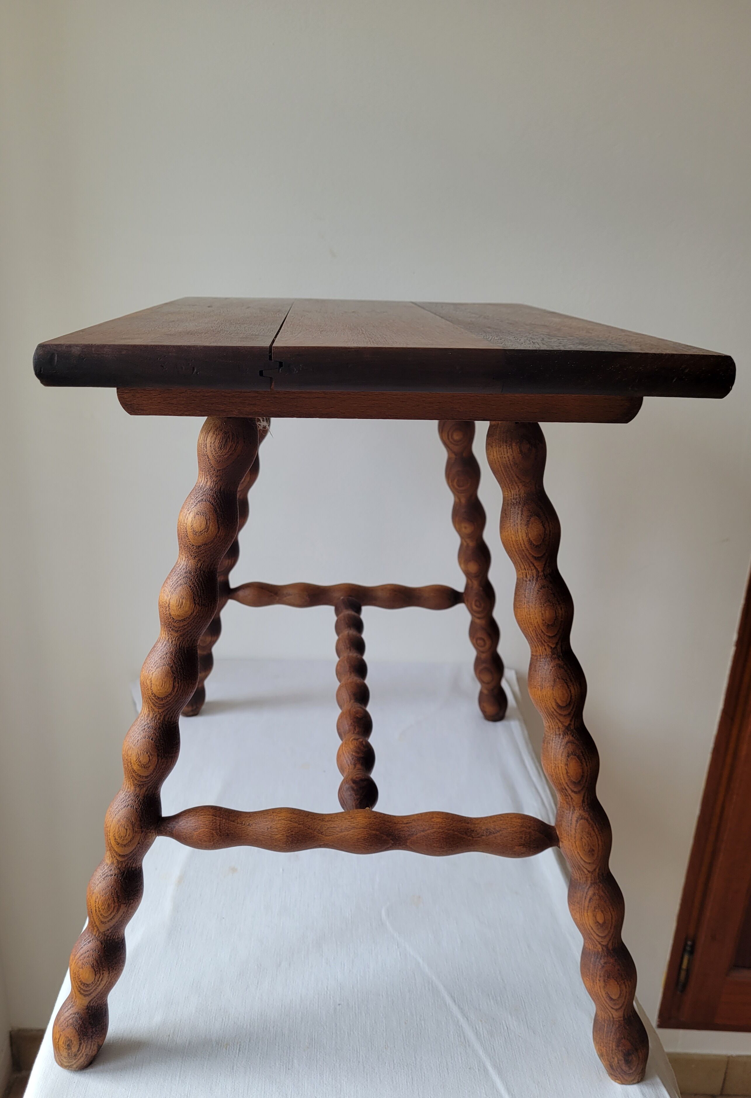 Table basse brutaliste pieds torsadés