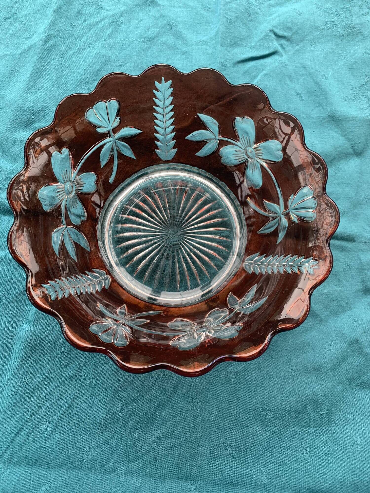 Red and transparent glass bowl with floral motifs and vintage wheat cobs