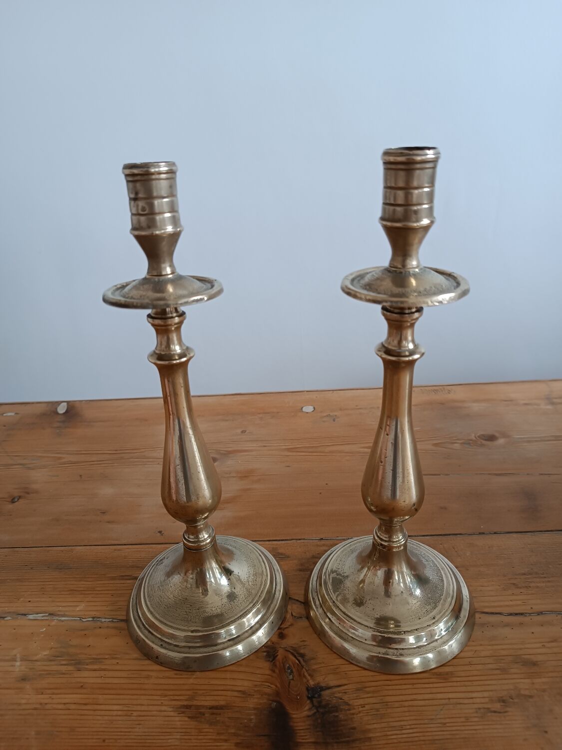 Paire de bougeoirs en laiton