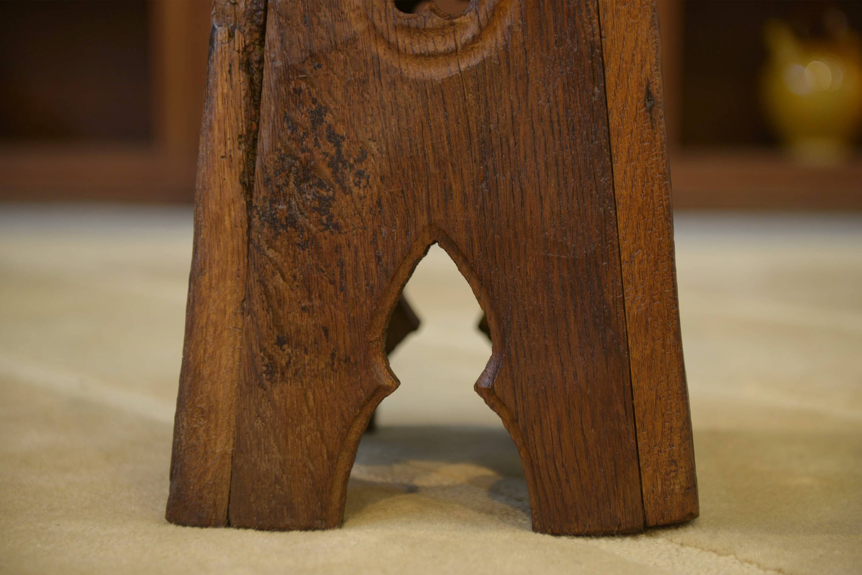 Tabouret brutaliste en chêne début 20ème