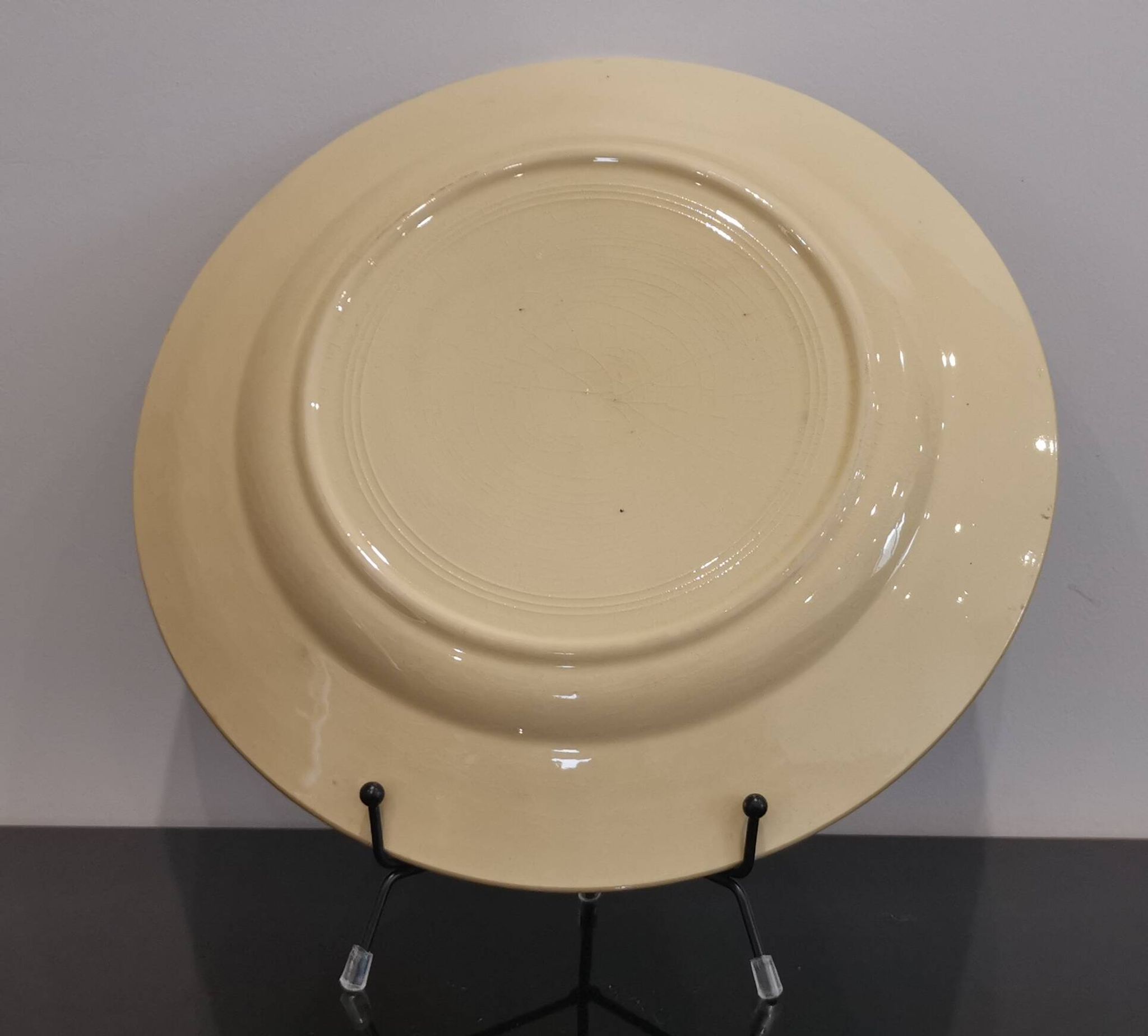 Ancien plat en faïence Terre de fer, peint à la main