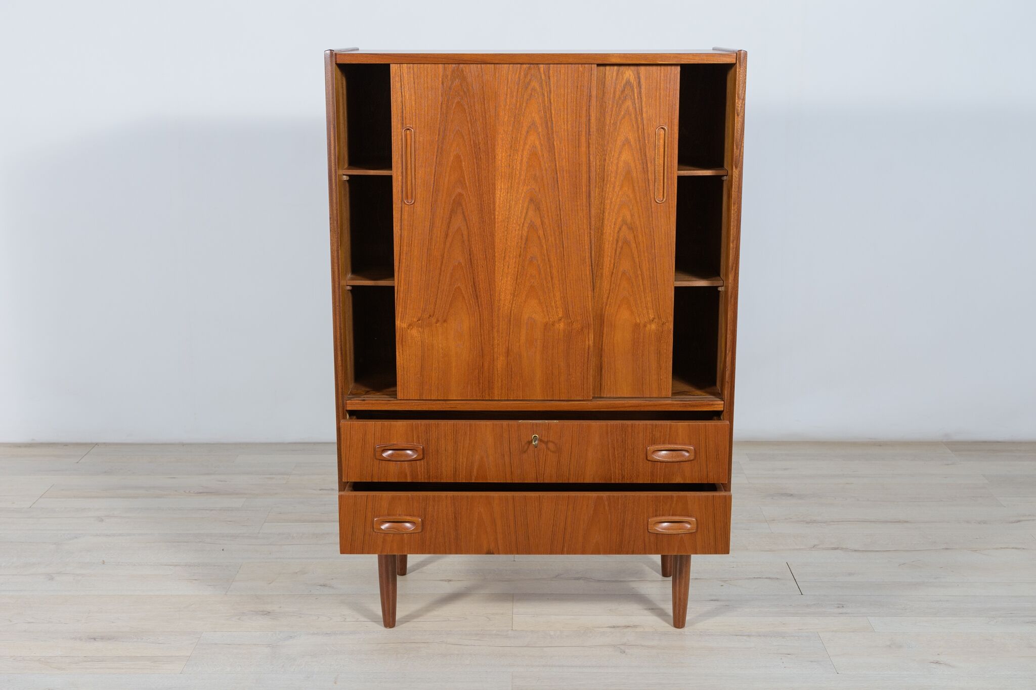 Commode en teck du milieu du siècle, années 1960