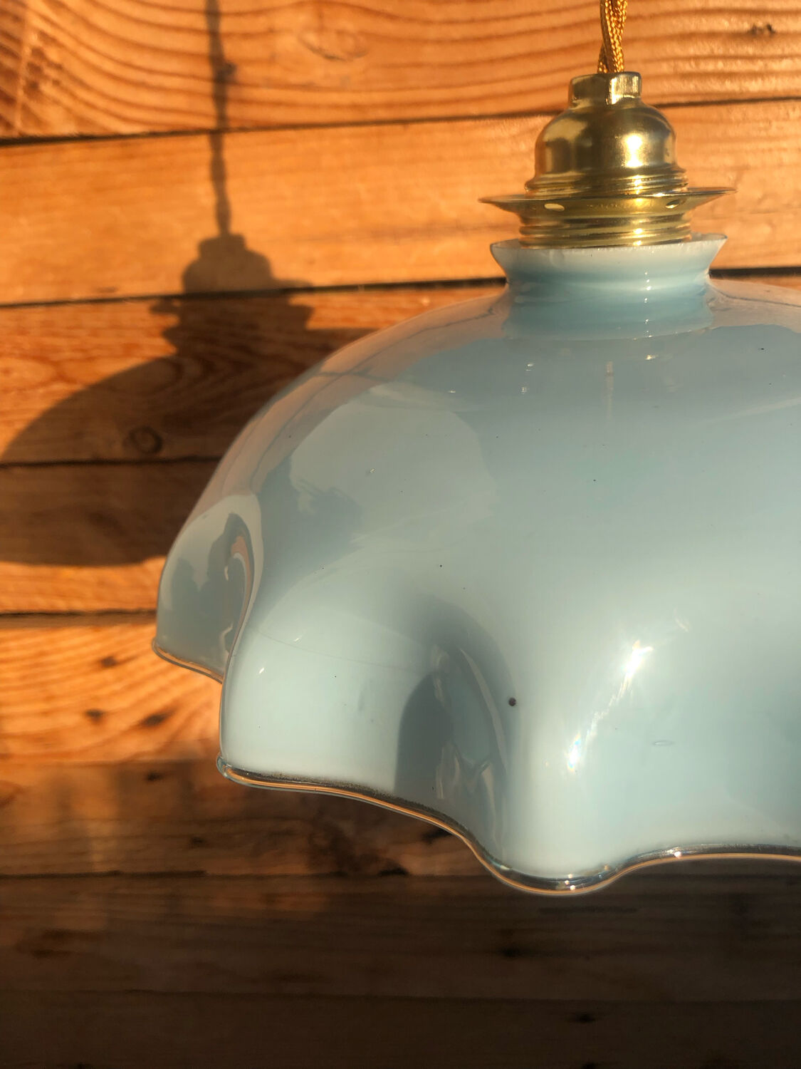 Blue opaline suspension