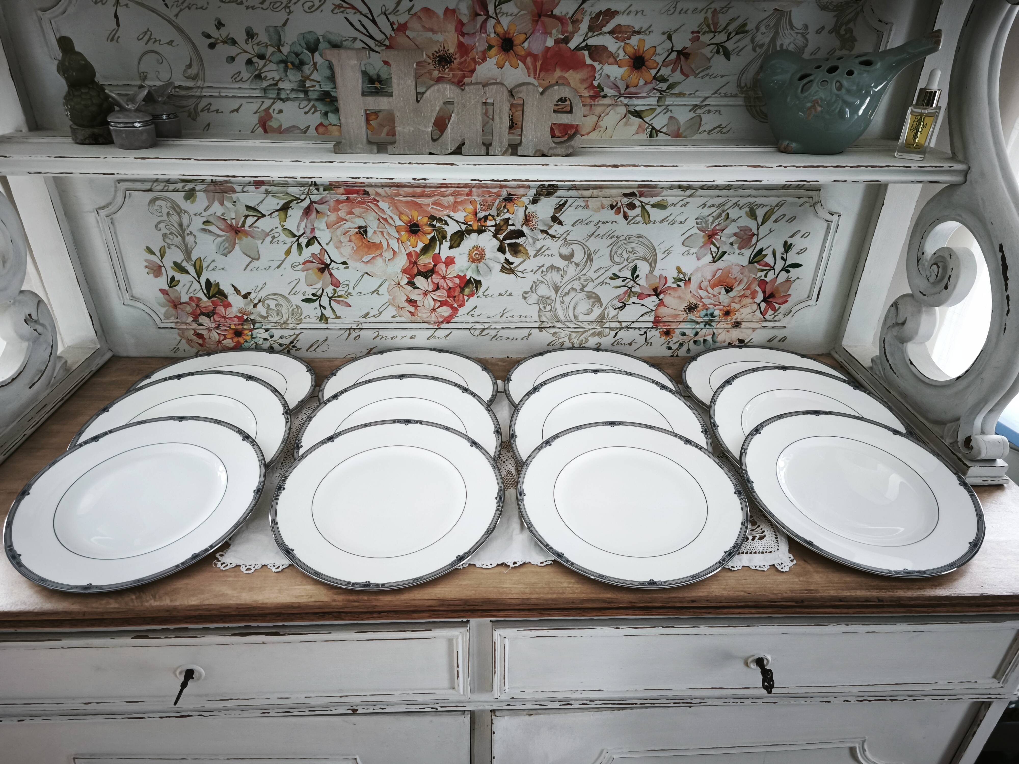 Set of 12 flat plates in English porcelain Wedgwood model Amherst.