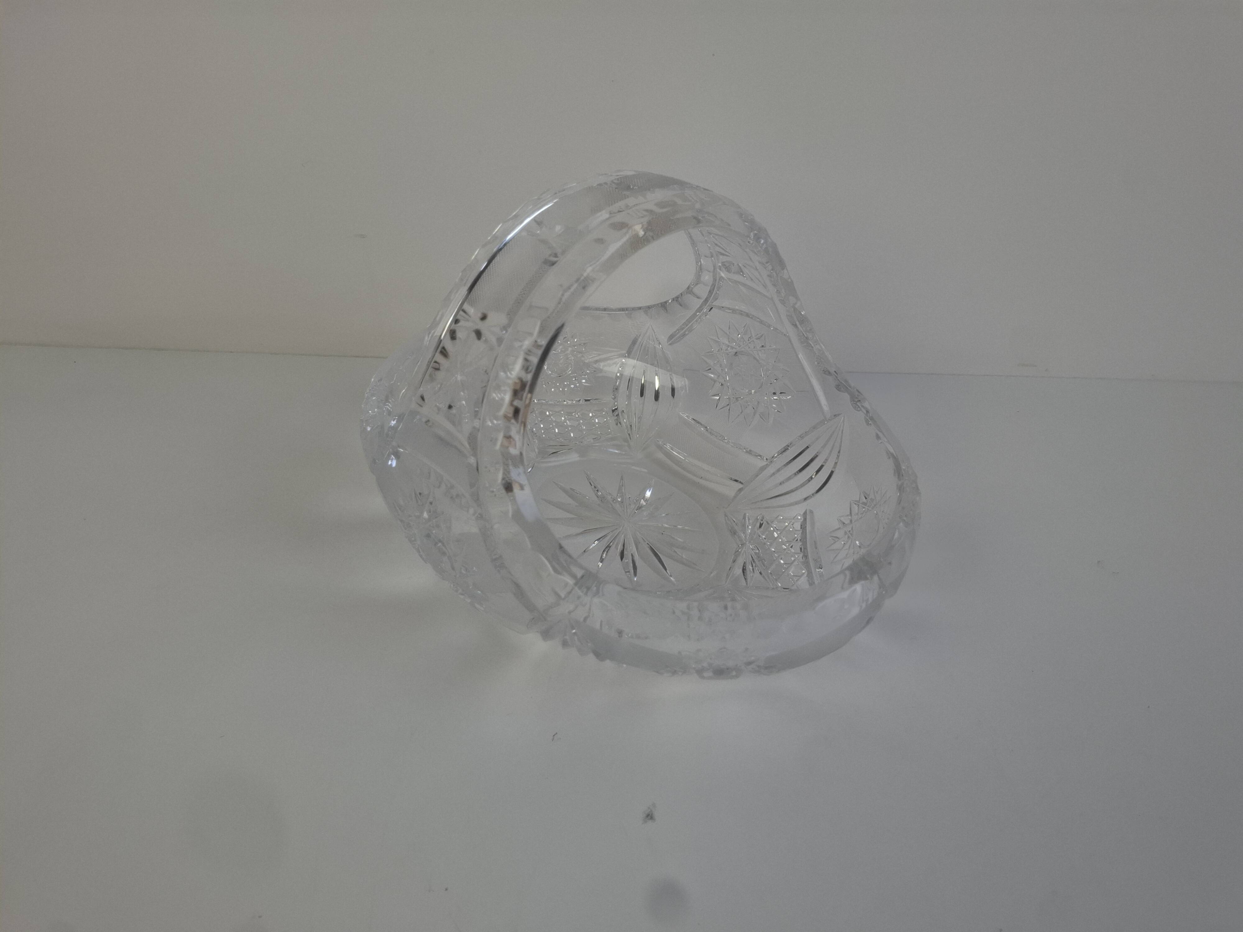 Panier en cristal taillé tchécoslovaque du milieu du XXe siècle